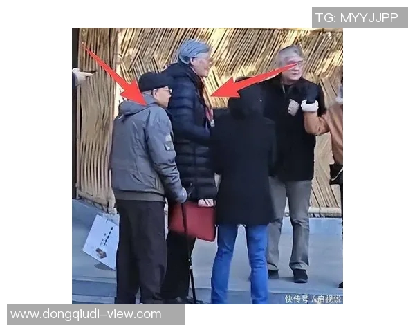 姚明走在路边与路人互动引发热议展现巨星亲民一面